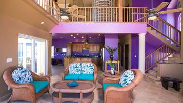 Casa, 4 quartos, vista para o oceano | Área de estar | TV de tela plana, DVD player