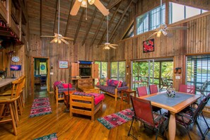 Una televisión de pantalla plana, un reproductor de DVD