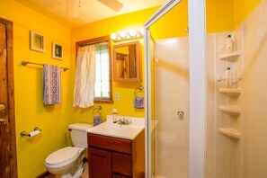 Buồng tắm vòi sen, đồ dùng nhà tắm miễn phí, máy sấy tóc, khăn tắm 