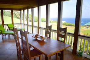 Outdoor dining - Casa Mermaidia (Roatan)