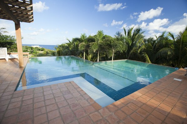 Outdoor pool - Casa Mermaidia (Roatan)