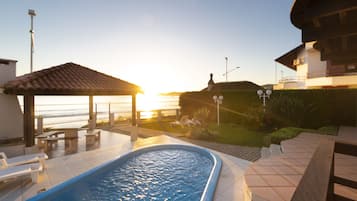 Piscina externa, espreguiçadeiras