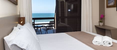 Kamar Double Comfort, 1 Tempat Tidur Queen, pemandangan pantai | Minibar, Wi-Fi gratis, dan seprai linen