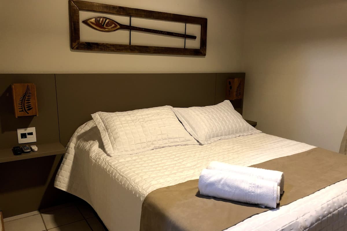 Habitación económica doble de uso individual, 1 cama de matrimonio | Minibar, wifi gratis, ropa de cama