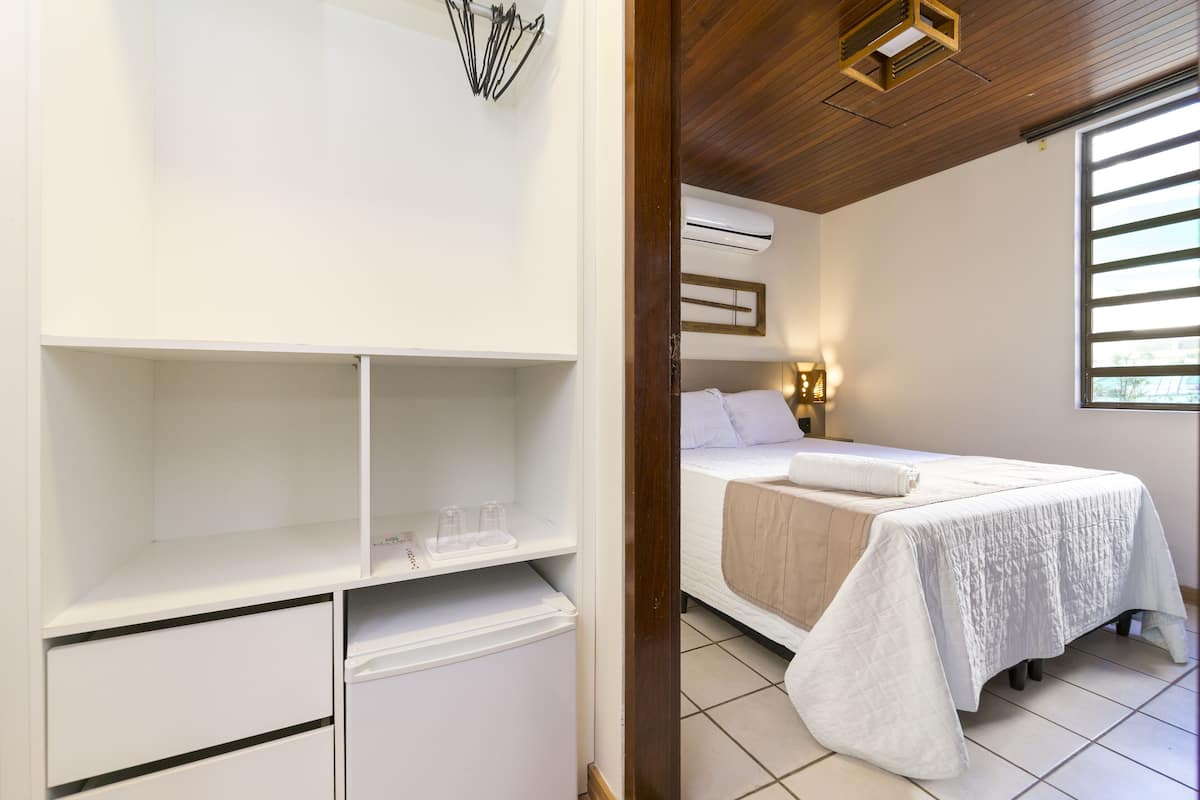 Habitación económica doble de uso individual, 1 cama de matrimonio | Minibar, wifi gratis, ropa de cama