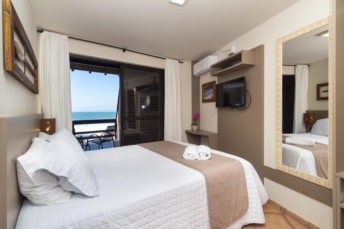 Habitación Confort doble, 1 cama de matrimonio, vistas a la playa | Minibar, wifi gratis, ropa de cama