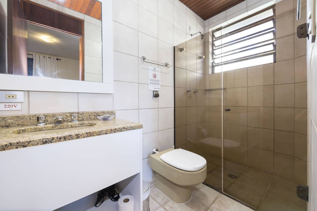 Suite Oneroa | Baño | Ducha, secador de pelo y toallas