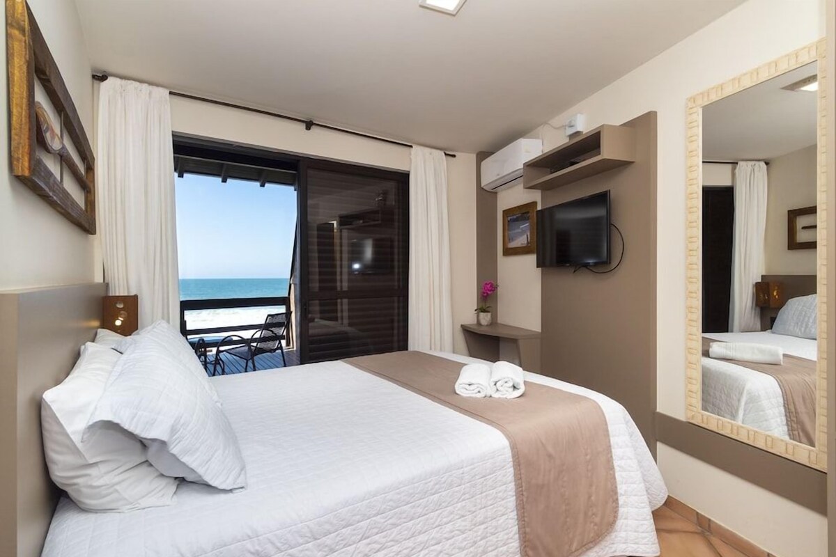 Minibar, free WiFi, bed sheets
