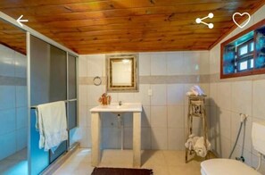 Shower, hair dryer (on request), towels - Casa do Sossego (Florianópolis)