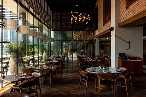 5 restaurants, breakfast, lunch, dinner served; Italian cuisine