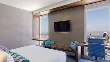 Habitación, 1 cama de matrimonio grande, vistas al río | Minibar, caja fuerte, escritorio y cortinas opacas