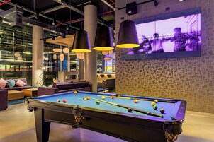 Kolam renang indoor
