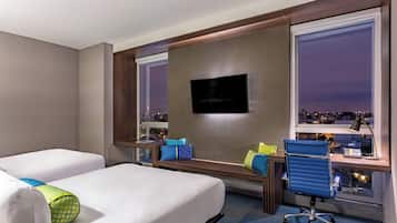 aloft, Habitación, 2 camas Queen size, vista a la ciudad | Minibar, caja de seguridad en la habitación y escritorio