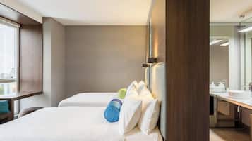 Quarto, 2 camas Queen, para não fumantes, vista para o rio | Frigobar, cofres nos quartos, escrivaninha, cortinas blackout