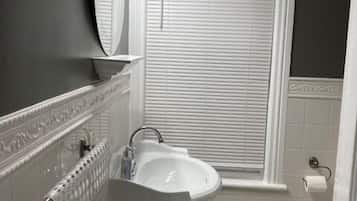 Quadruple Room, Private Bathroom (Room 1) | Bathroom