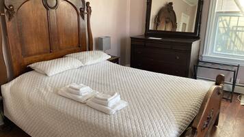 Double Room, Shared Bathroom (Room 8)