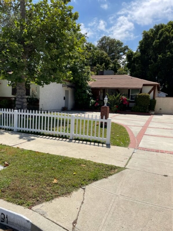 Exterior - Summer Leaf (Reseda)
