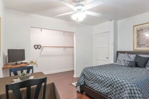 Room, Private Bathroom (Summer Leaf) | Iron/ironing board, free WiFi, bed sheets - Summer Leaf (Reseda)