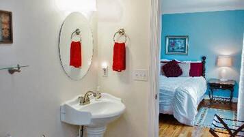 Deluxe-Vierbettzimmer, mit Bad (French Blue Suite) | Badezimmer