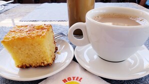 بوفيه فطور مجانًا يوميًا