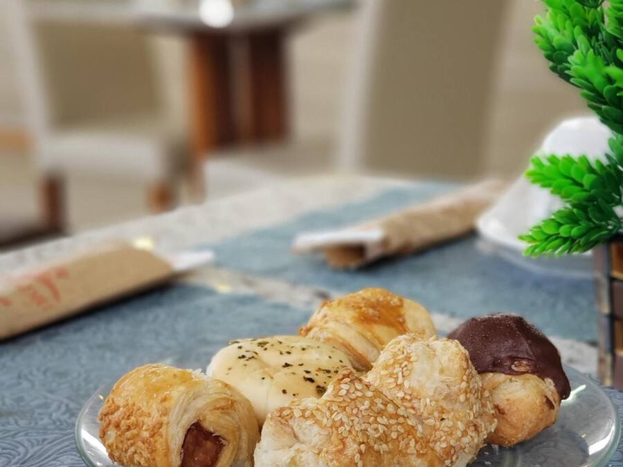 Un plato con varios pasteles sobre una mesa con mantel estampado.