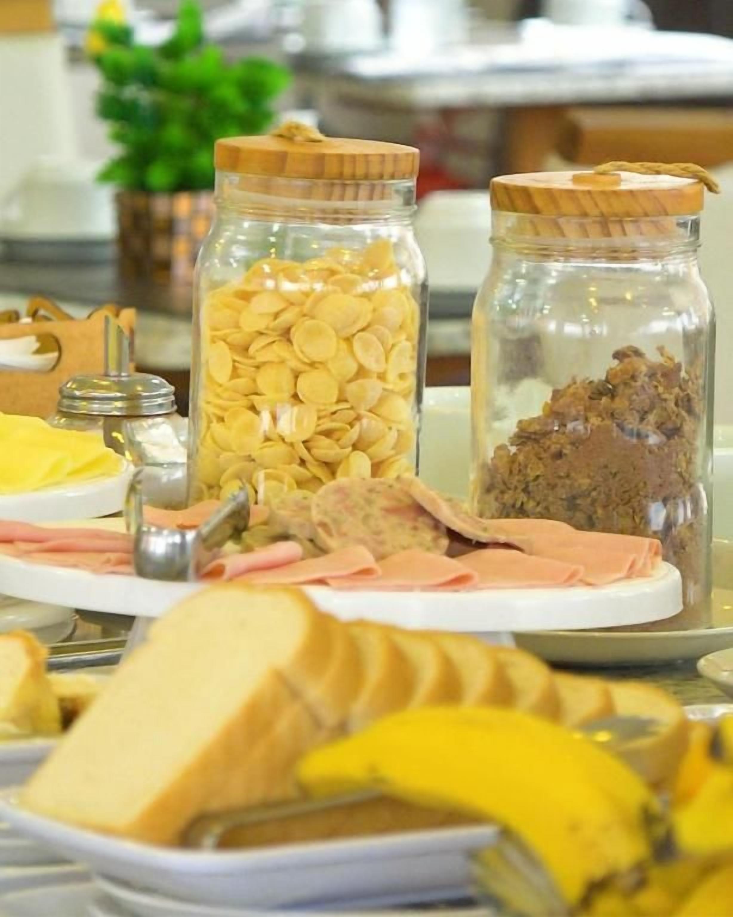 Un bufé de desayuno con diversos alimentos y acompañamientos.