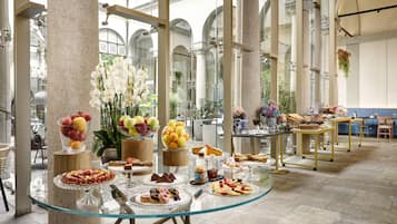 Petit-déjeuner, déjeuner et dîner servis sur place, vue sur le jardin