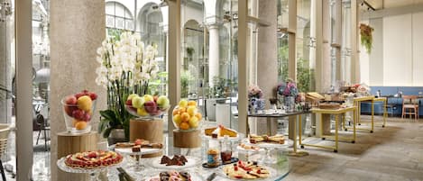 Breakfast, lunch, dinner served; Italian cuisine, garden views