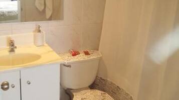 Standard Apartment, 1 Double Bed | Bathroom | Combined shower/bathtub, free toiletries, hair dryer, towels