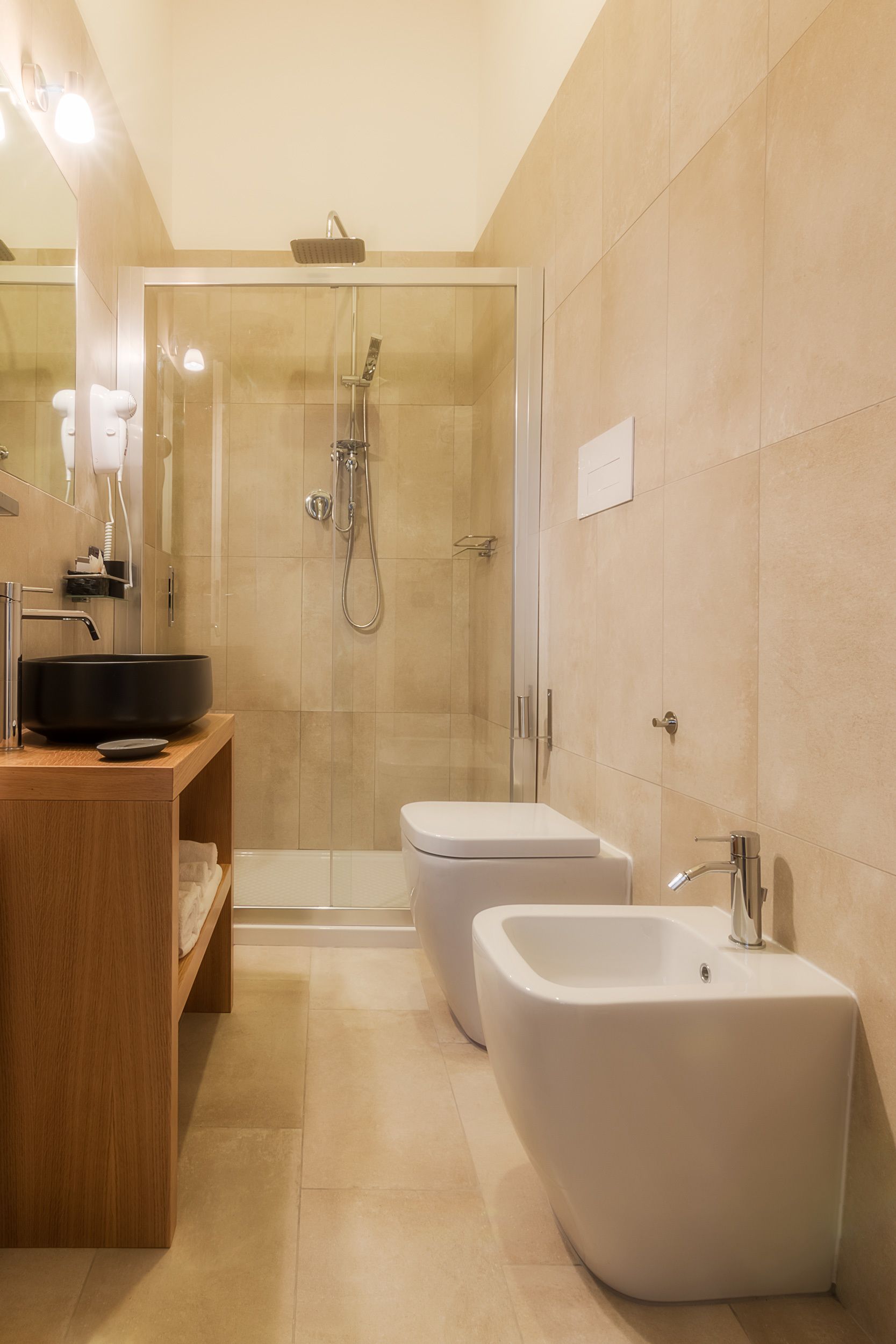 Comfort-Doppel- oder -Zweibettzimmer, eigenes Bad, Stadtblick | Badezimmer | Dusche, Regendusche, kostenlose Toilettenartikel, Haartrockner
