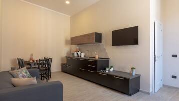 Deluxe-huoneisto, 1 makuuhuone, keittiö | Olohuone | Taulutelevisio