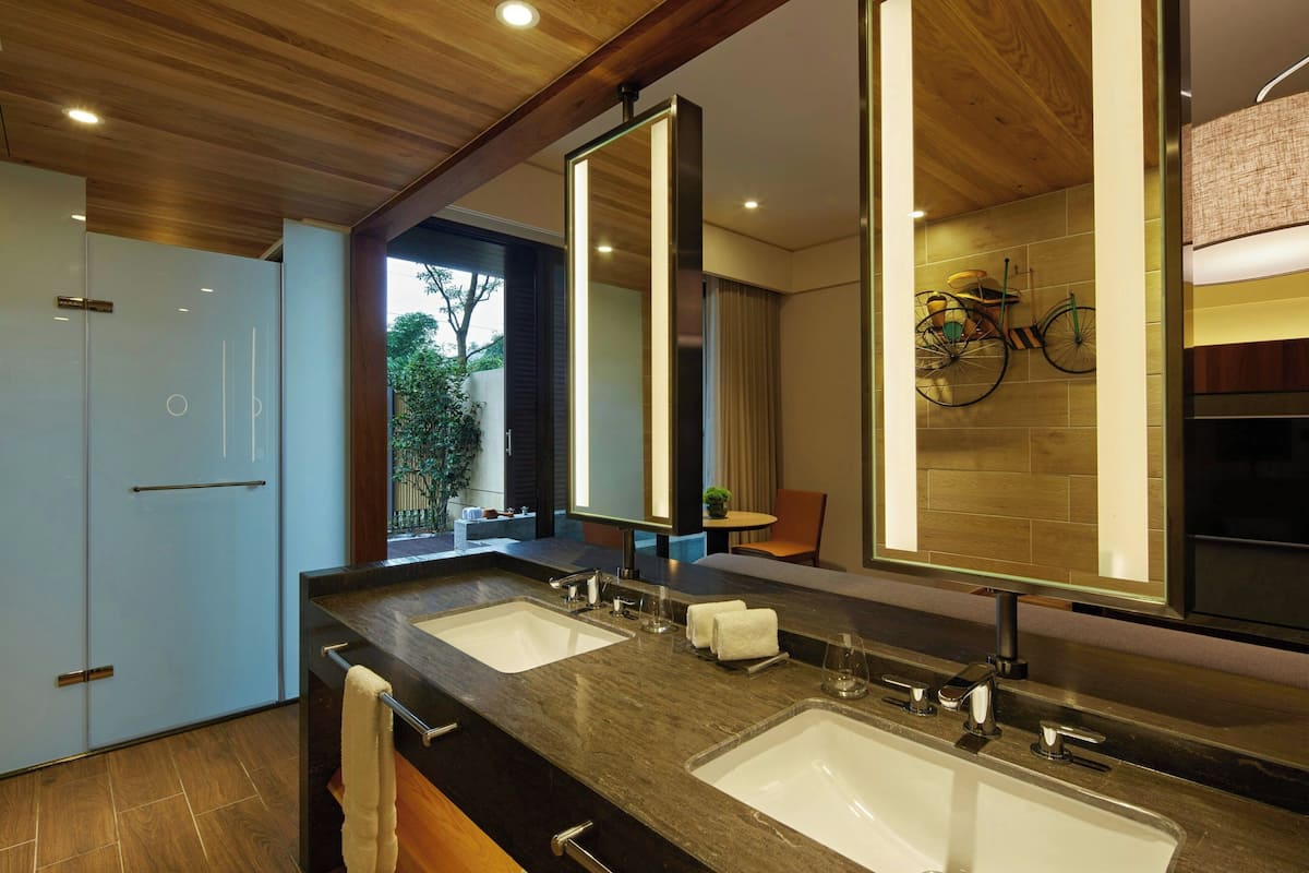 deluxe studio suite, 1 bedroom | bathroom | separate bathtub and shower, spring water bathtub
