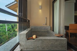 Suite estudio Deluxe, 1 habitación, balcón | Ropa de cama de alta calidad y edredones de plumas