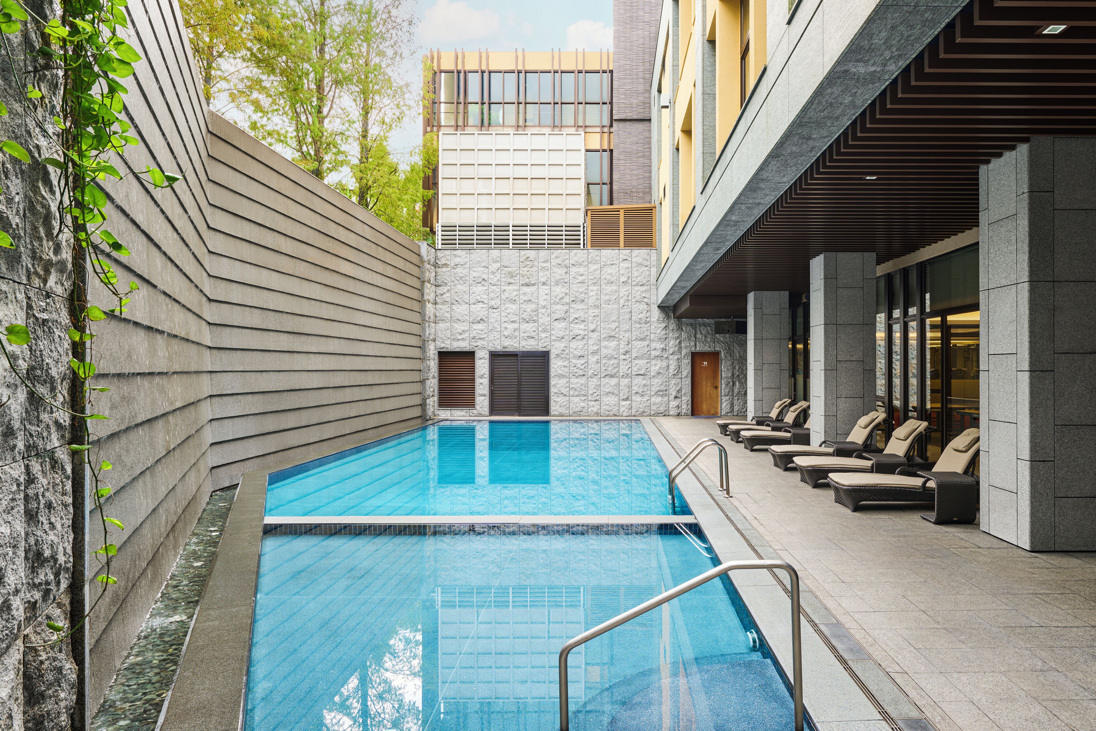 Utendørsbasseng og solsenger