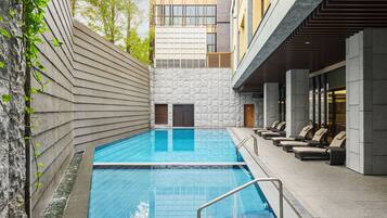 Utendørsbasseng og solsenger