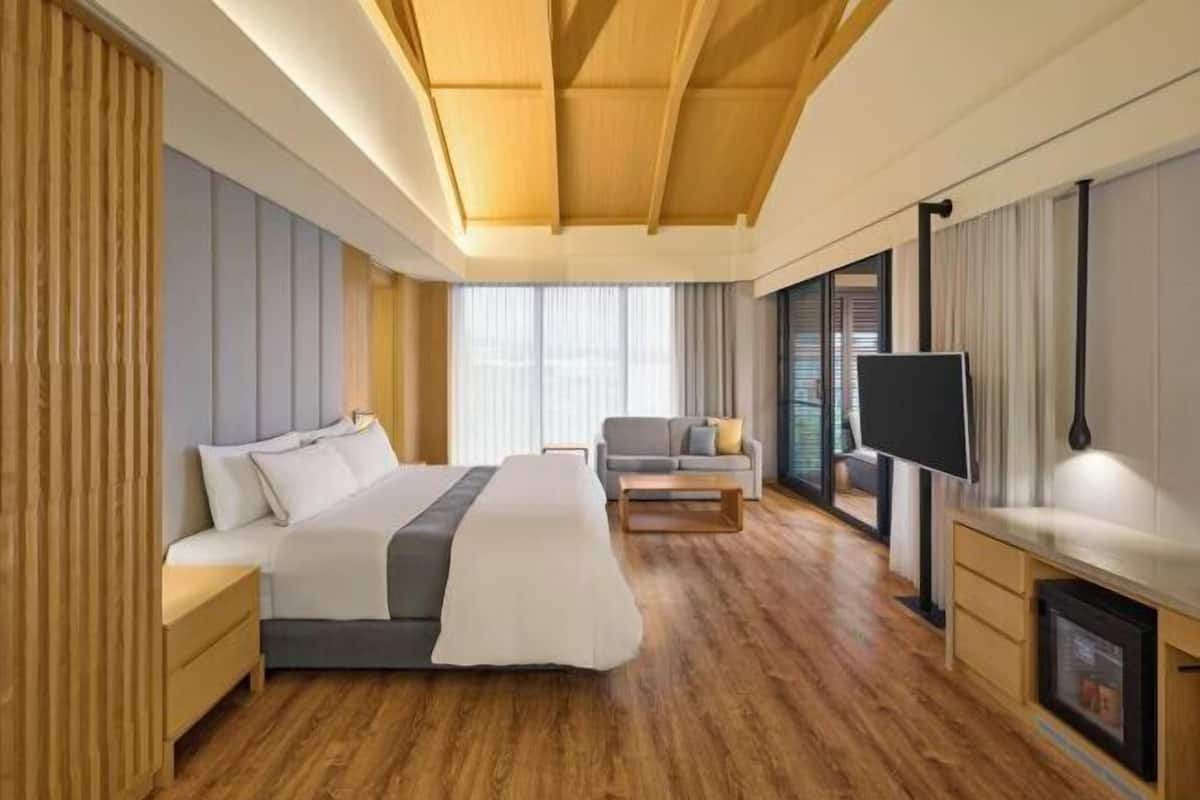 Premium bedding, down comforters, pillowtop beds, minibar