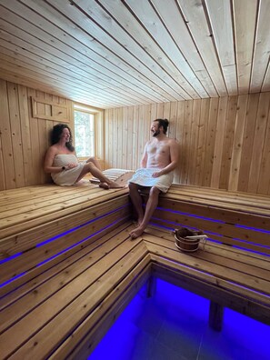Un sauna, una bañera de hidromasaje, masajes