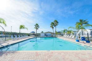 Outdoor pool - Grove Ridge RV Resort (Dade City)