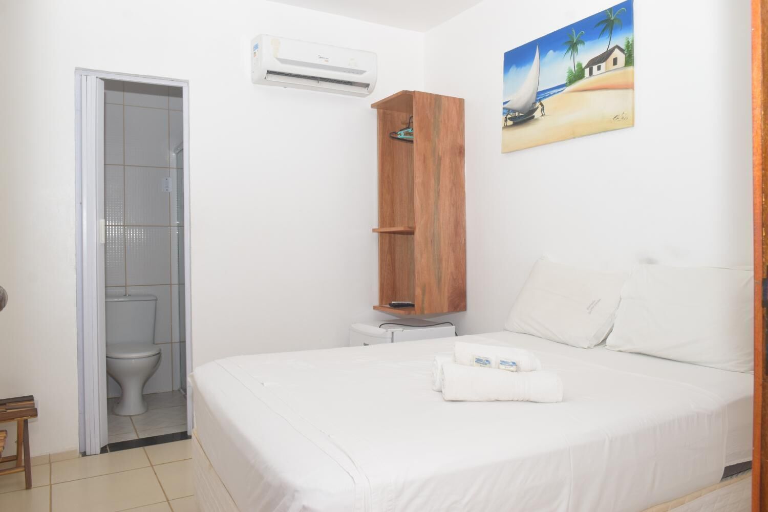 迷你吧、免费 WiFi、床单