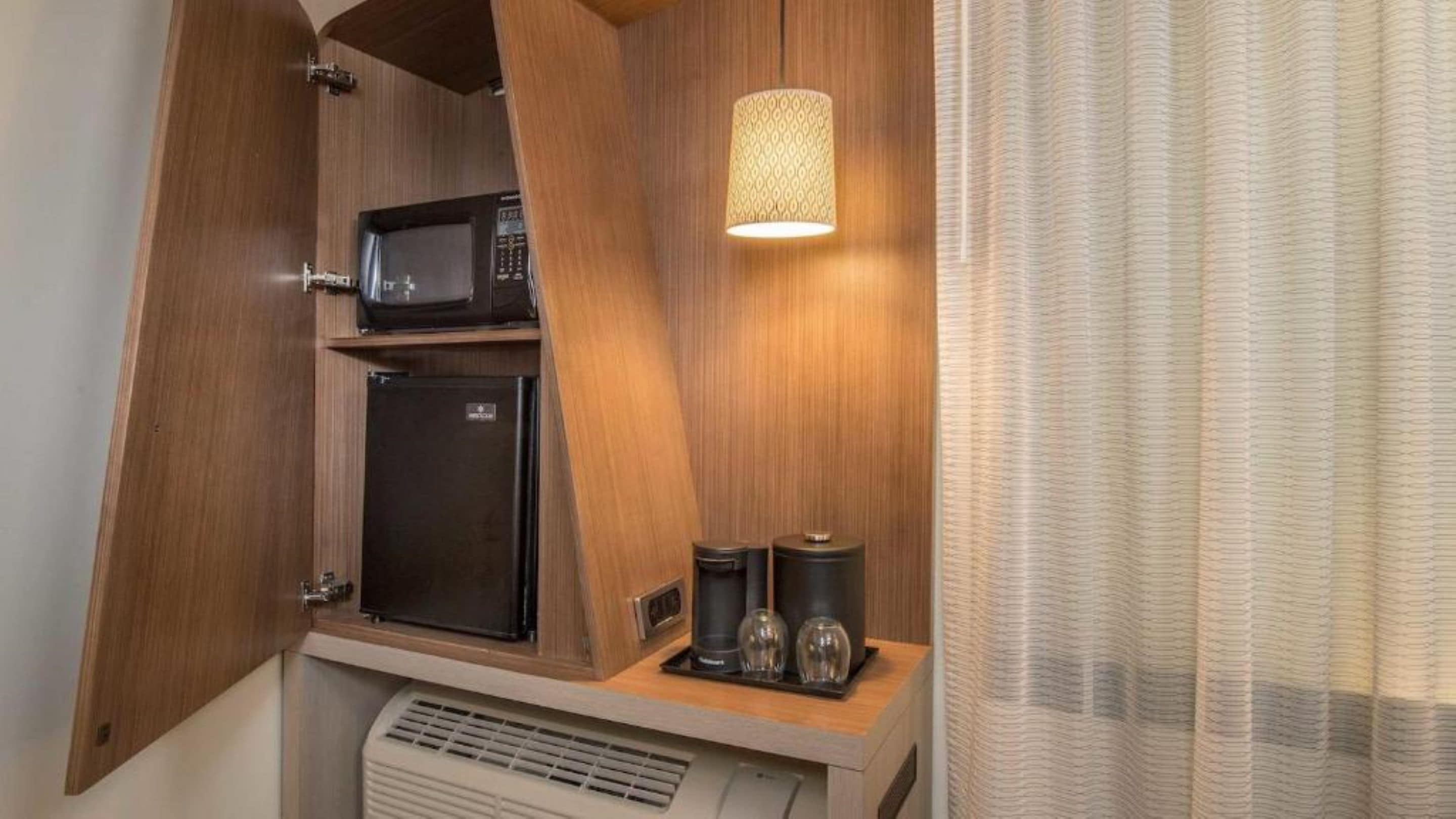 room, multiple beds | coffee and/or coffee maker