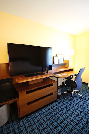 Quarto, 2 camas Queen, para não fumantes | Área de estar | TV LED 55 polegadas com canais via satélite, TV