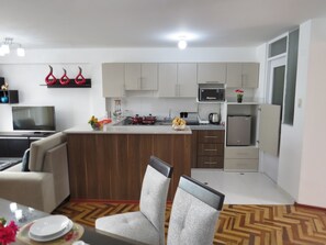 Apartment, 2 Bedrooms, 2 Bathrooms (QW2) | Private kitchen
