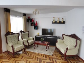Apartment, 3 Bedrooms, 2 Bathrooms (QW1) | Living area