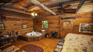 L’intérieur de la cabine est doté d’un plancher en bois, d’un grand lit, d’une salle de bain avec baignoire et d’un coin repas avec des chaises.