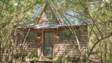 Classic Cabin, 1 King Bed, Jetted Tub (France) | Terrace/patio