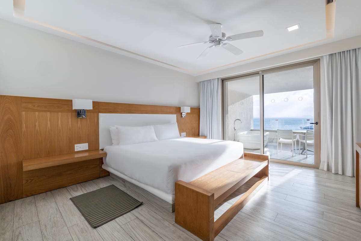 Habitación superior, 1 cama King size, tina, vista al mar | 1 habitación y ropa de cama de alta calidad