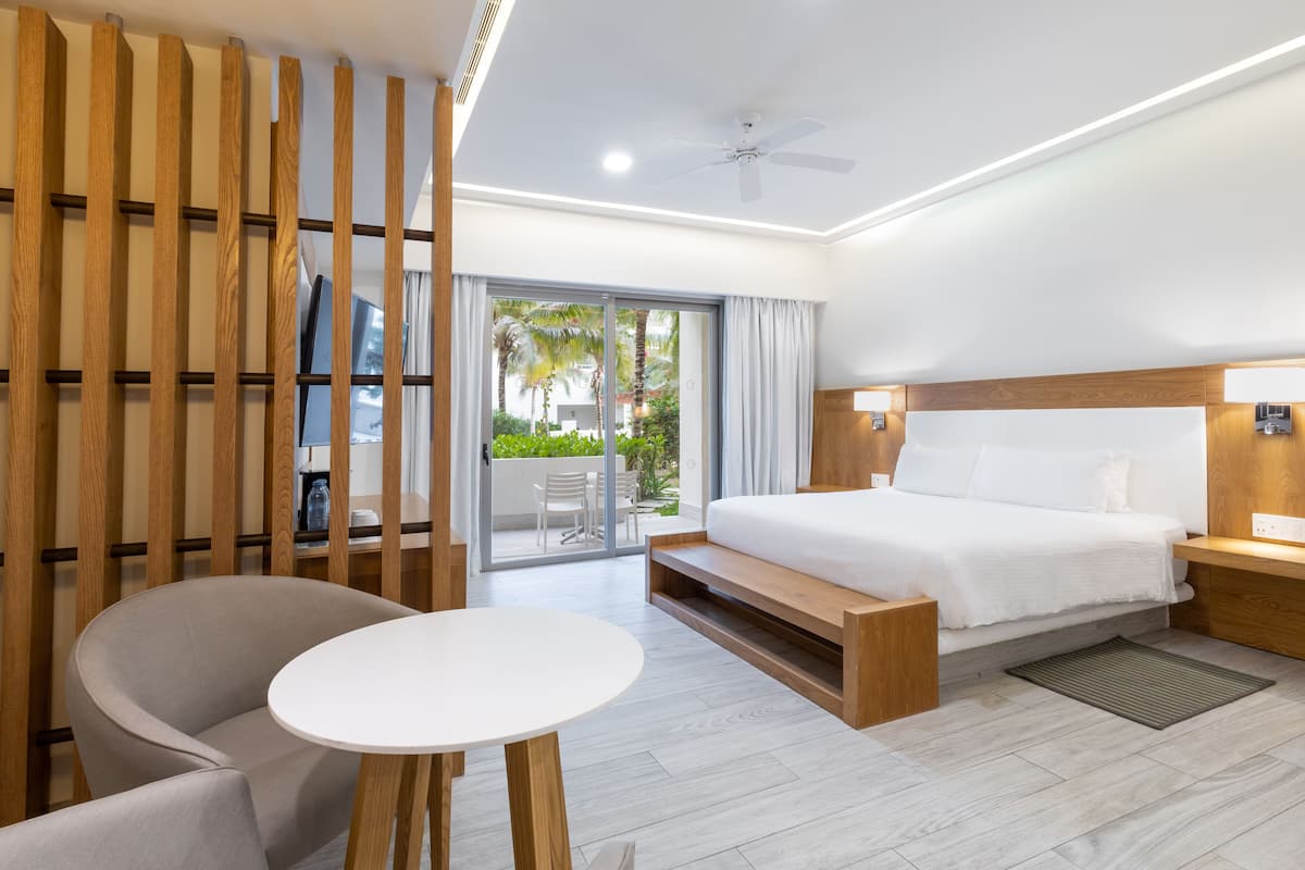 Habitación Deluxe, 1 cama King size, vista al jardín | 1 habitación y ropa de cama de alta calidad