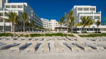 En la playa, camastros, sombrillas y toallas de playa