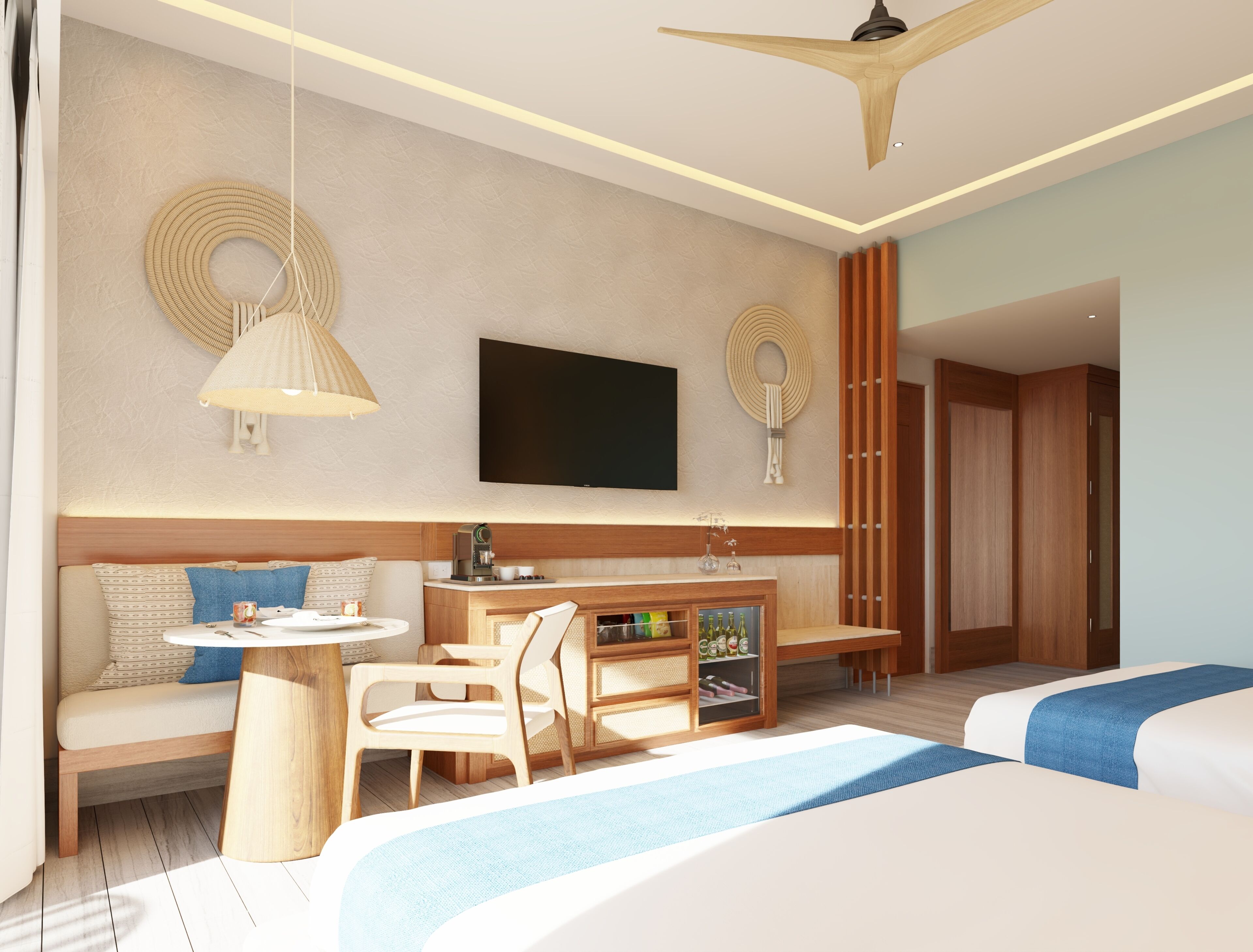Una habitación de hotel moderna con sofá, mesa de comedor, televisor y ventilador de techo.