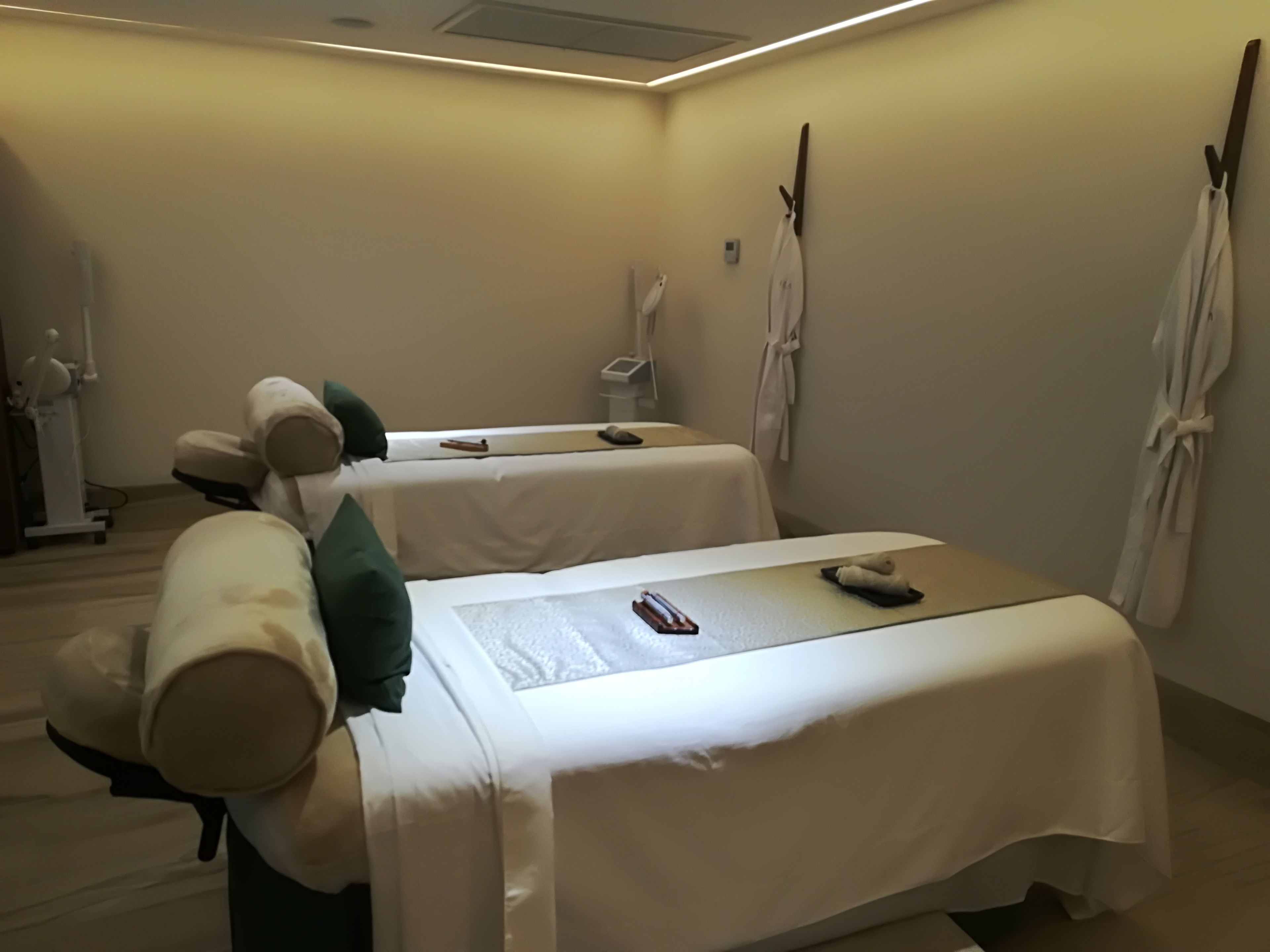 Couples treatment rooms, body treatments, aromatherapy